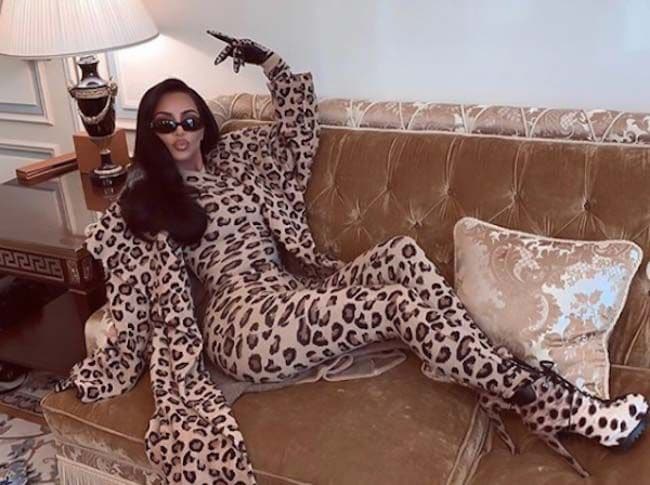 Kim Kardashian con outfit de leopardo en Paris