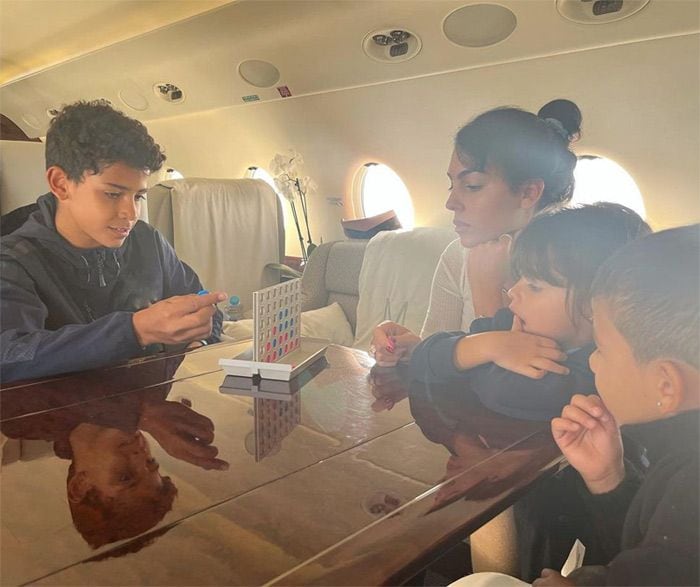 Georgina Rodríguez jugando con sus hijos