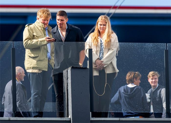 Guillermo de Holanda con su hija mayor en Zandvoort