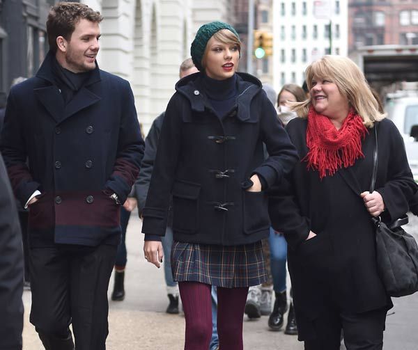 Taylor Swift junto a su madre, Andrea Finlay, y su hermano, Austin, paseando por las calles de Nueva York
