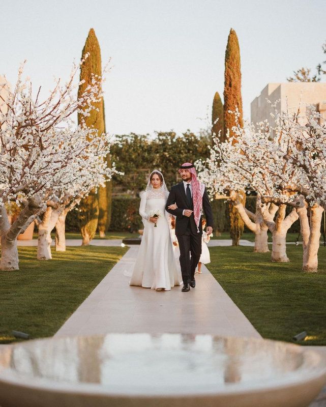 Hussein de Jordania con su hermana, la princesa Iman en su boda 