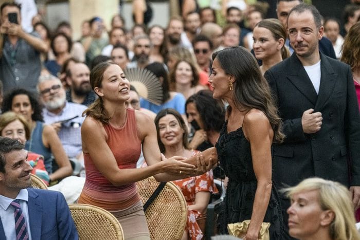 El cariñoso encuentro de la Reina con la actriz Irene Escolar en Palma