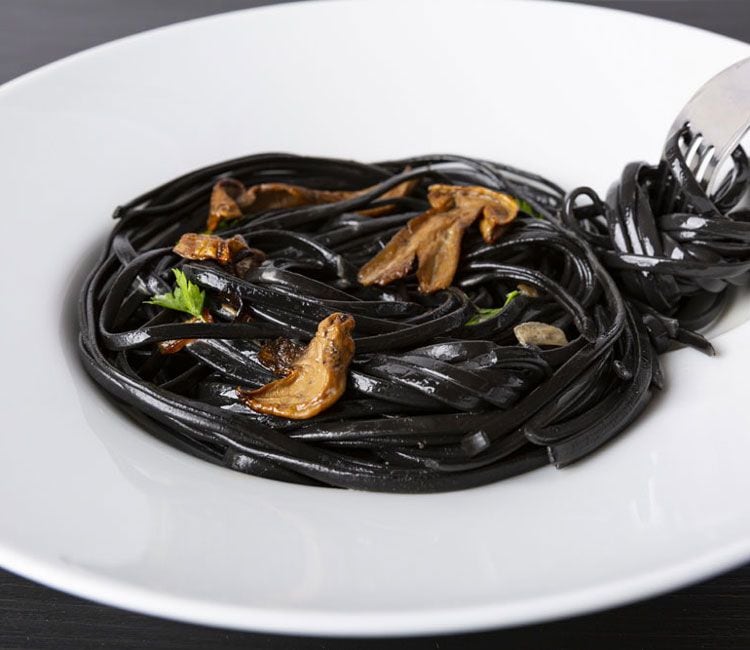 Pasta negra con salteado de setas al ajillo