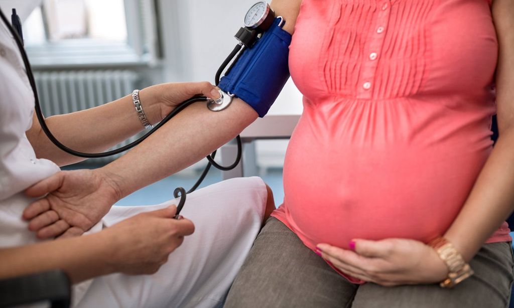 Hipertensión embarazo, en consulta médica.