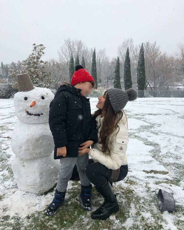 Rachel Valdés y su hijo Máximo en la nieve