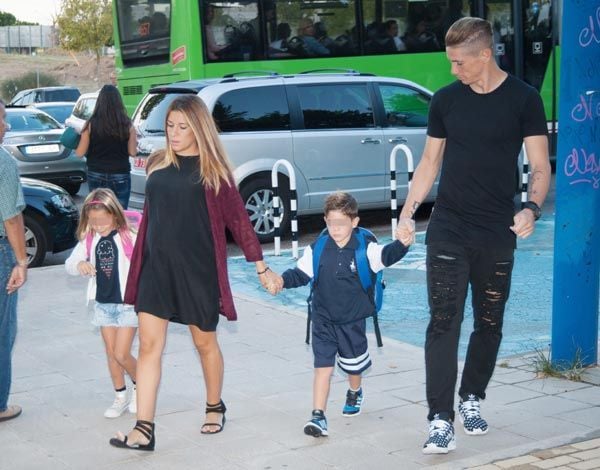 El jugador del Atlético y su mujer acompañaron a sus dos hijos en el primer día de colegio
