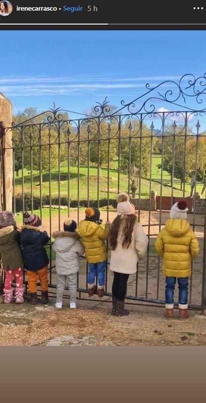 Sara Carbonero hace una 'pausa' para disfrutar del momento en el campo y rodeada de niños