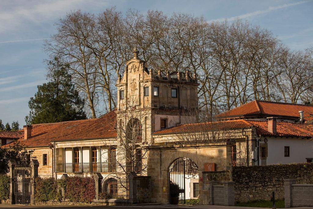 Cenador de Amós, en la localidad de Villaverde de Pontones, está considerado como el más importante de Cantabria.