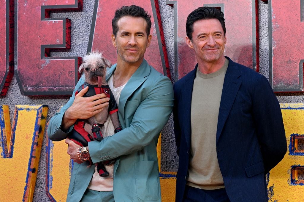 Ryan Reynolds con Hugh Jackman y 'Dogpool' en la red carpet de 'Deadpool & Wolverine'