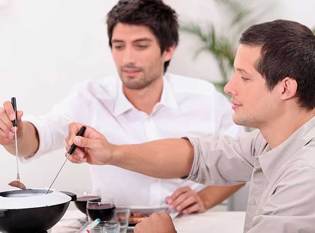 imagenes de dos hombres comiendo