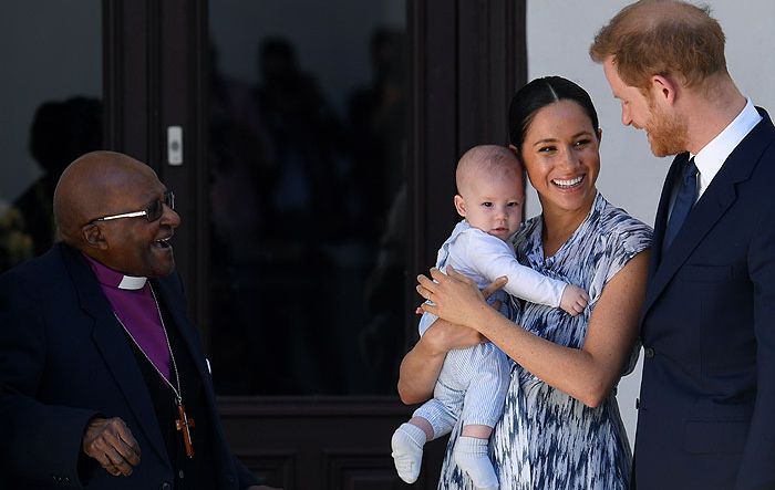 Isabel II convoca una cumbre familiar este lunes para abordar la crisis de los duques de Sussex