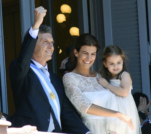 El Presidente Macri y su esposa, Juliana Awada, salieron a saludar junto Antonia, la hija que ambos tienen en común de 6 años
