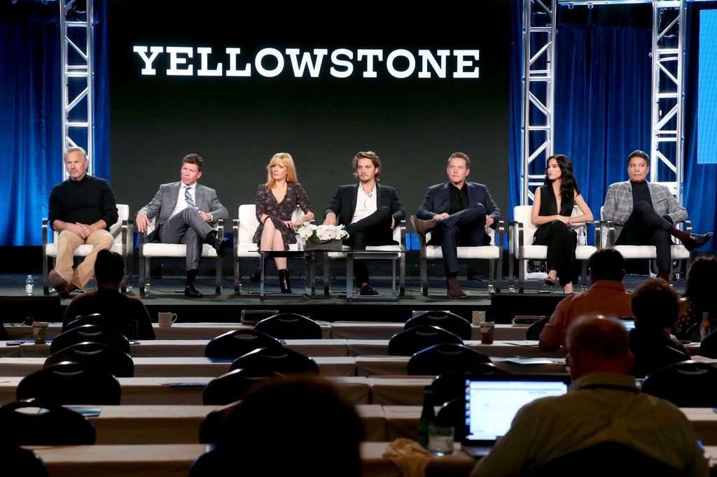 Kevin Costner, producer/writer Taylor Sheridan, and actors Kelly Reilly, Luke Grimes, Cole Hauser, Kelsey Asbille, y Gil Birmingham en la rueda de prensa sobre Yellowstone en 2018