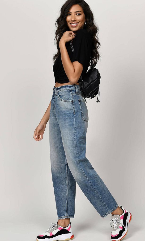 modelo con jean de corte alto de tobi