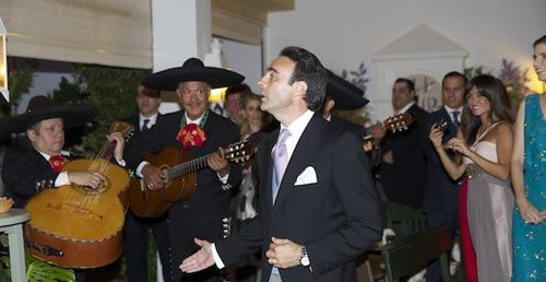 Enrique Ponce, que tiene muy buena voz, se unió al mariachi que recibió a los novios a su llegada al banquete