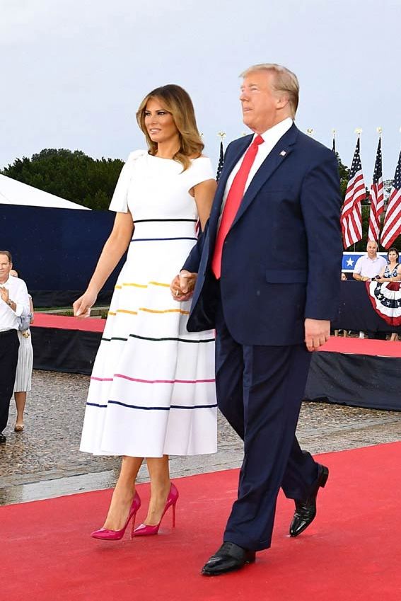 Melania Trump con vestido blanco midi
