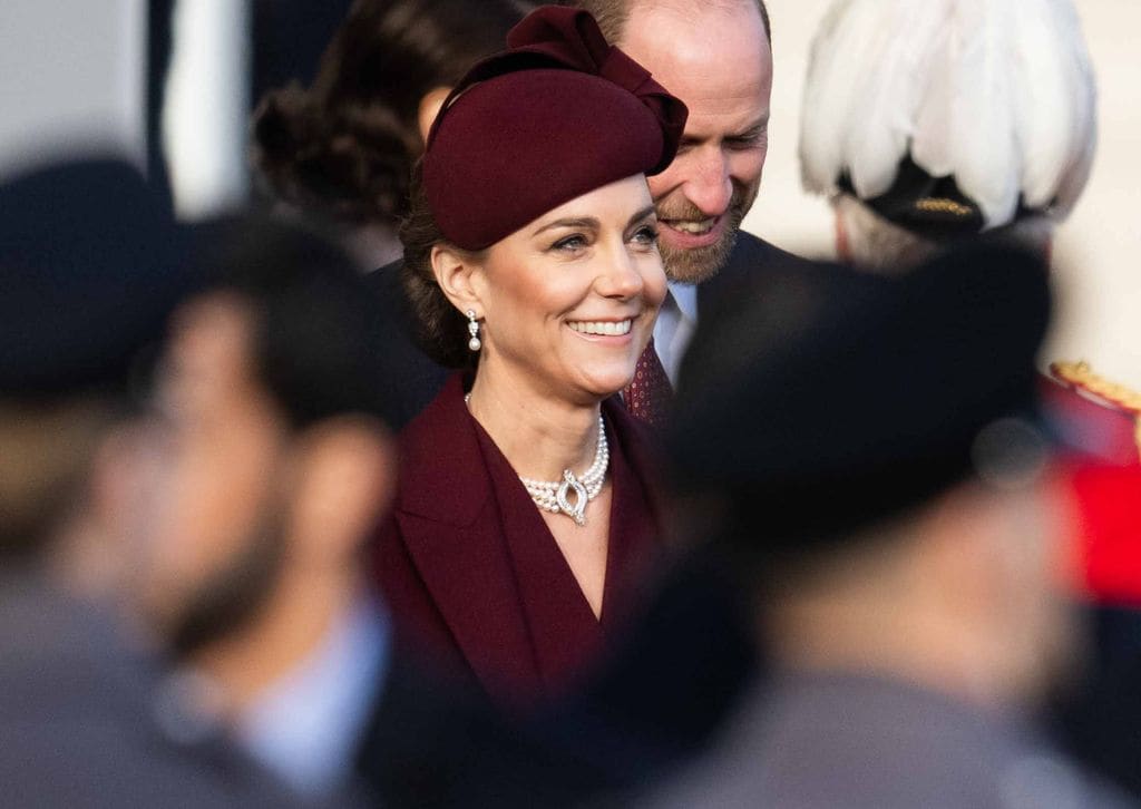 La princesa Kate complementó su look con joyas de perlas.