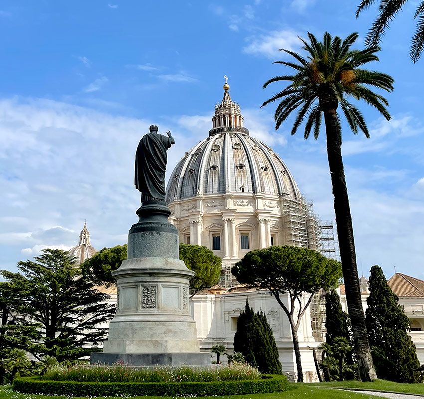 11jardines vaticanos con la cupula de san pedro en el fondo  imagen copyright y cortesia de dani ibanez