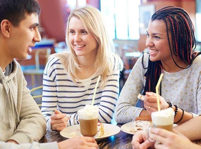 Grupo de amigos en un bar