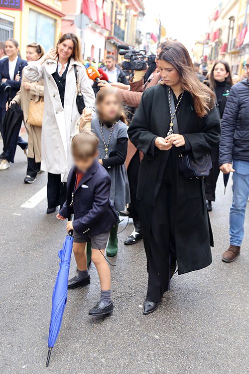 Cayetana Rivera con sus hermanos pequeños