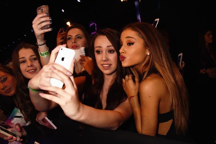 Adolescentes y niños, las fans de Ariana Grande