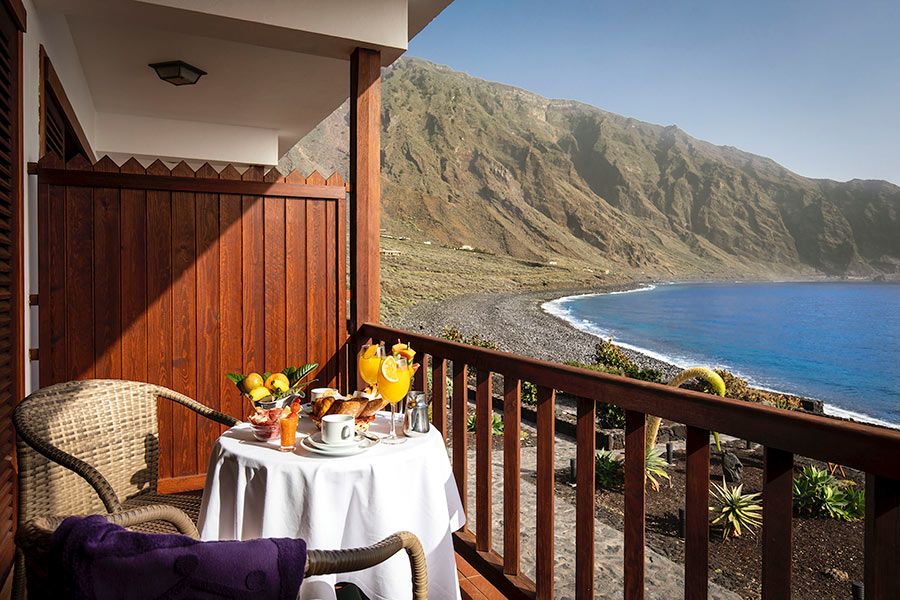 Terraza panorámica de una habitación del Parador de El Hierro