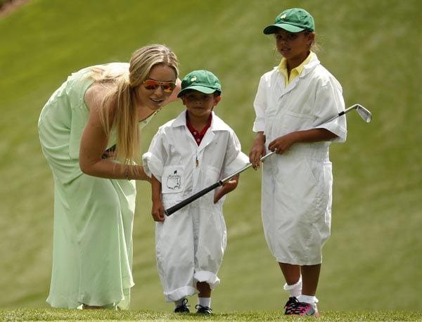 Los niños estuvieron muy atentos al juego de su padre, que además participa en el Masters de Augusta
