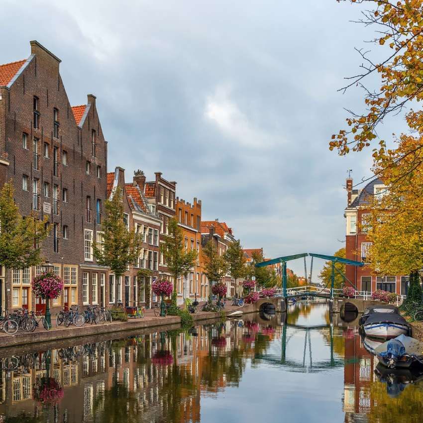 vista del rio rin y los canales en el centro de leiden holanda