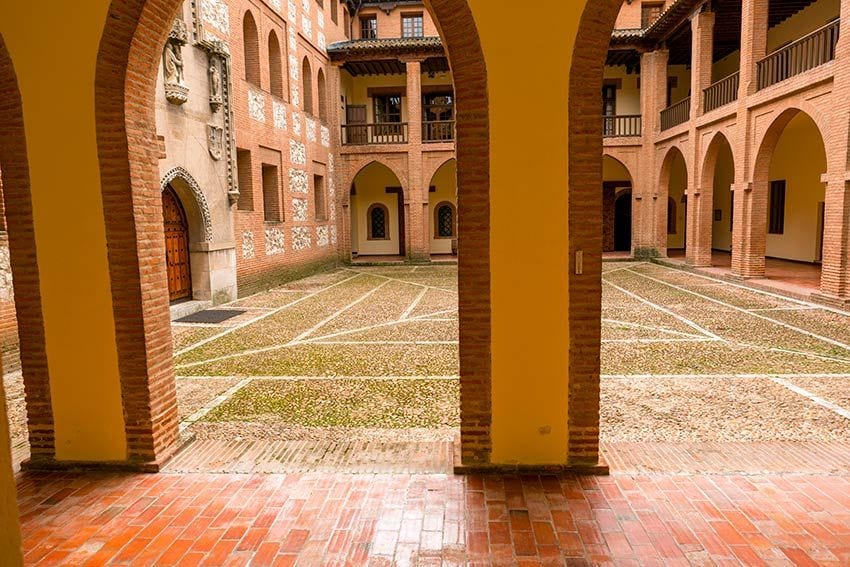 castillo-de-la-mota-patio-interior