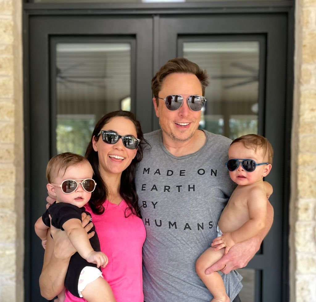 Elon Musk y Shivon Zilis con sus hijos gemelos nacidos en 2021