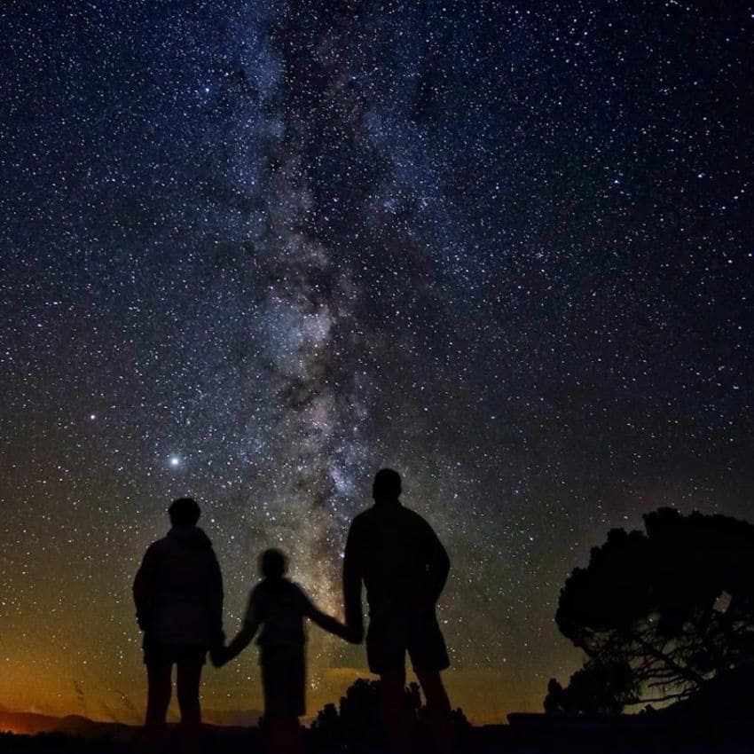 Desde el monasterio del Olivar se realizan caminatas para disfrutar de sus increíbles cielos.