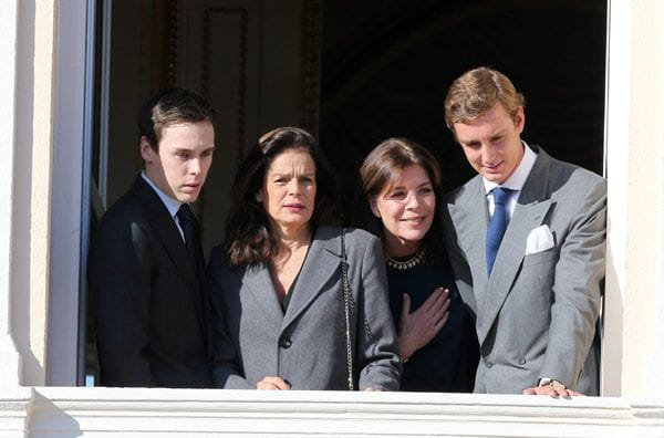 Las princesas Carolina y Estefanía de Mónaco estuvieron acompañadas por su hijos, Louis Ducruet y Pierre Casiraghi
