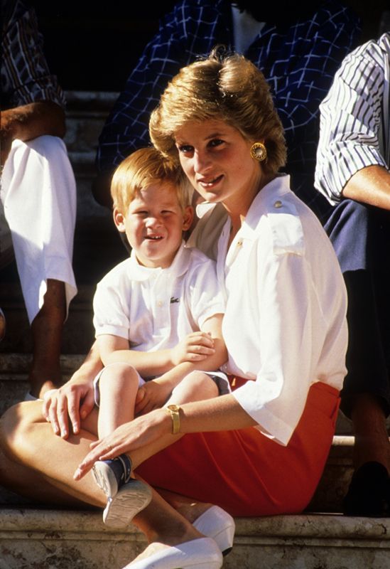 Diana de Gales y su hijo pequeño