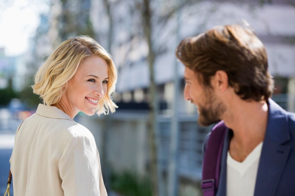 hombre y mujer que se miran y sonríen