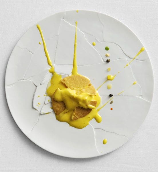 ‘Oops! I dropped the lemon tart’ (o lo que es lo mismo: ¡'Oops, se me cayó la tarta de limón'!). Otra de las grandes creaciones del chef que, en realidad, tiene como origen un descuido: Al cocinero Taka, 'mano derecha' de Bottura en el restaurante, se le resbaló durante uno de los servicios un plato de tarta de limón. '¡Para!, ¡no te preocupes!, ¡esto es precioso!, ¿no te das cuenta?', le dijo Massimo a Taka, muy avergonzado por su tropiezo. Tanto gustó a Bottura el resultado estético de este accidente casual, que desde entonces lo imitan al detalle, dando lugar lo que se ha convertido en un verdadero clásico de Osteria Francescana. Foto: Paolo Terzi.
