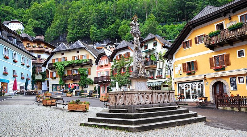 austria-Hallstatt-plaza