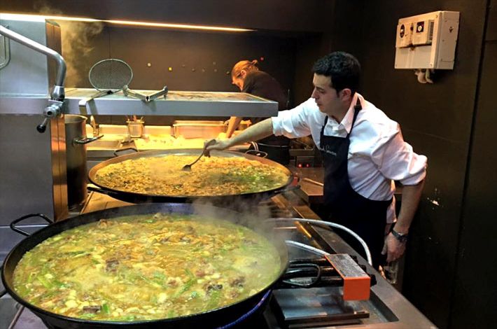 Camarena, preparando unas paellas para su equipo. El cocinero asegura que no se atrevería a poner este plato tradicional en la carta de ninguno de sus restaurantes por la idealización y el respecto que siente hacia el mismo.
