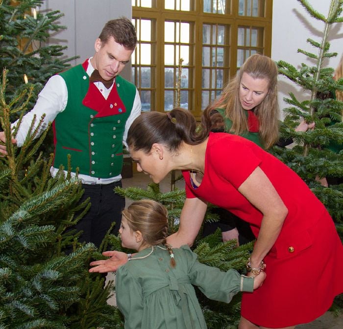 Estelle de Suecia ha rescatado el vestido más navideño de su madre, la princesa Victoria, para recibir los abetos de Nordmann que decorarán Palacio estas fiestas © Casa Real sueca
