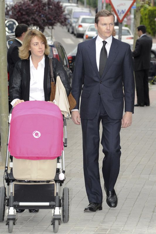 Una imagen de Pedro de Borbón Dos Sicilias y de su esposa, Sofía Landaluce, tomada en mayo de 2011 en el funeral de Fernando Moreno de Borbón
