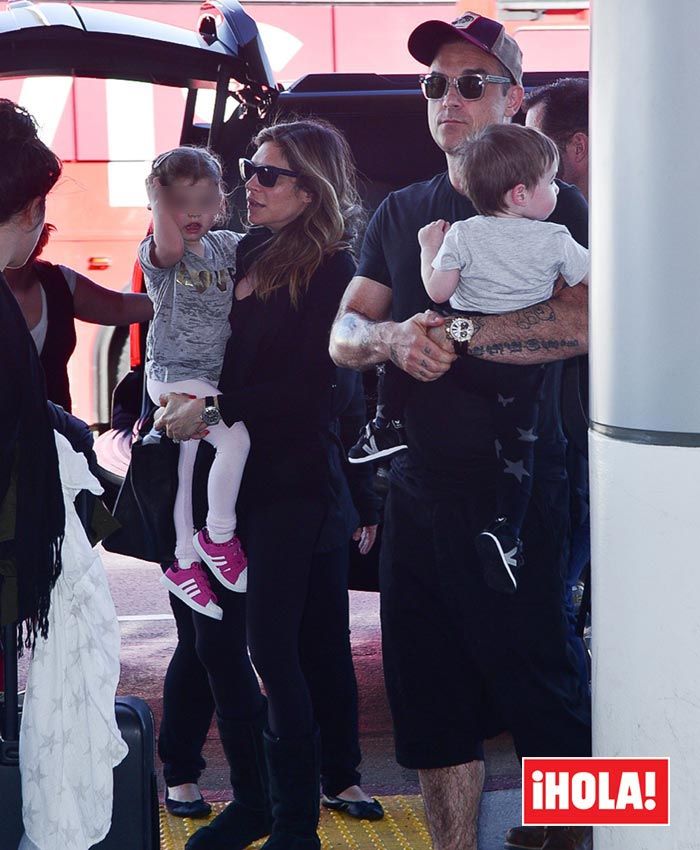 Robbie Williams junto a su mujer, Ayda Field, y sus hijos, Theodora Rose, de tres años y Charlton Valentine, de un año
