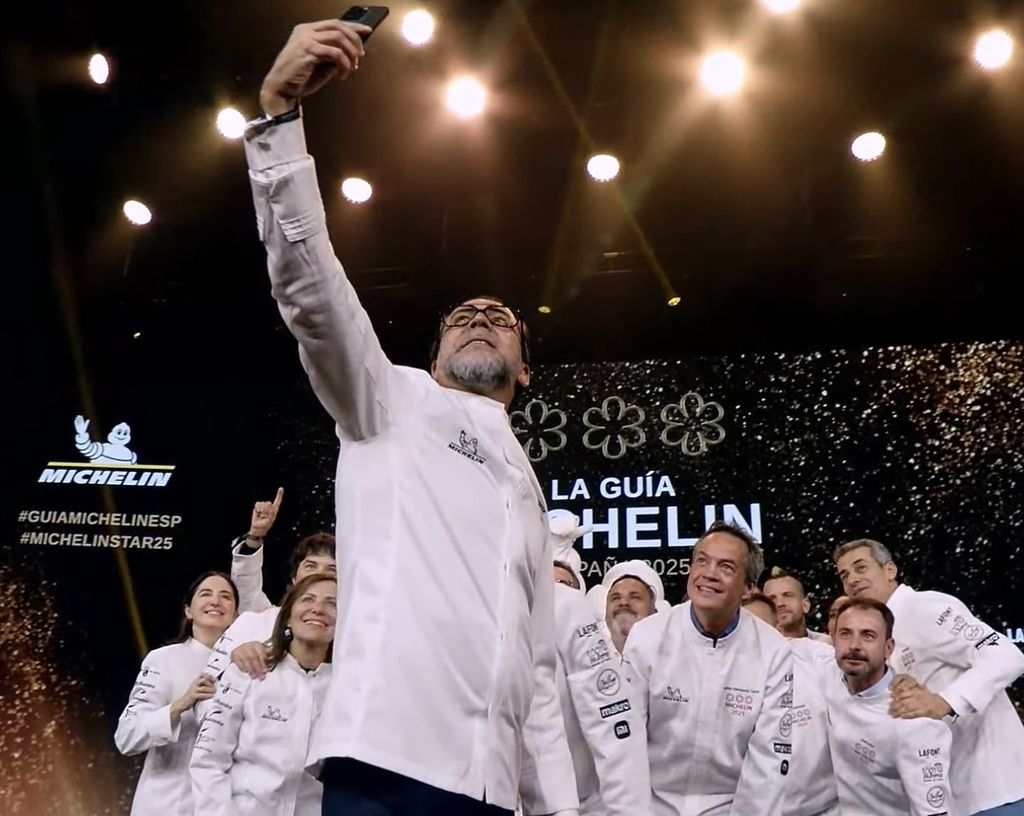 Quique Dacosta haciendo el ya tradicional 'selfie' que cada año saca con el grupo de 'triestrellados'