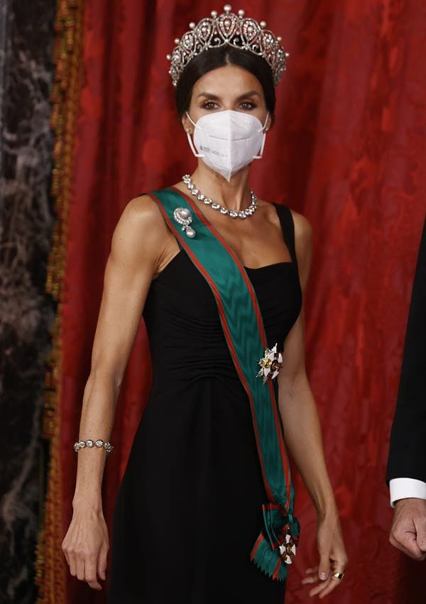 Reina Letizia con vestido de gala negro