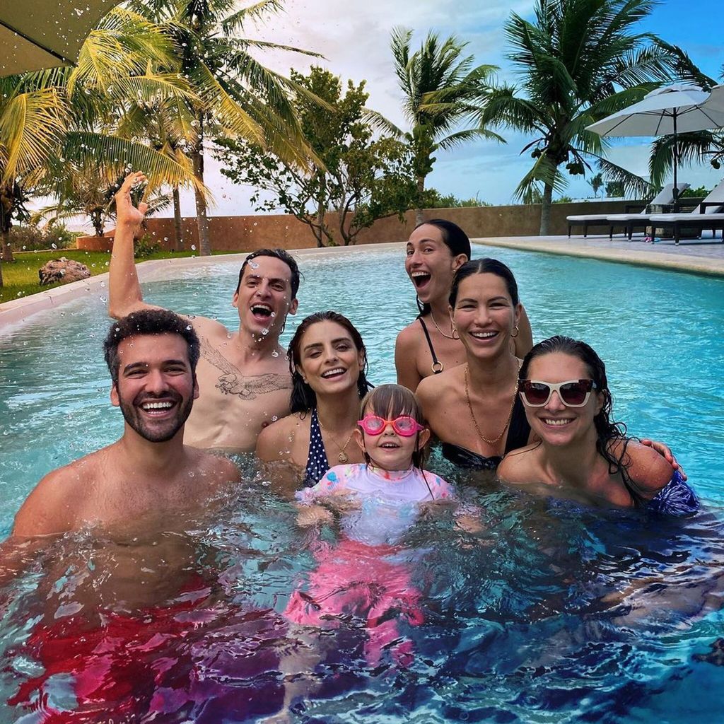 Aislinn Derbez y Jonathan Kubben