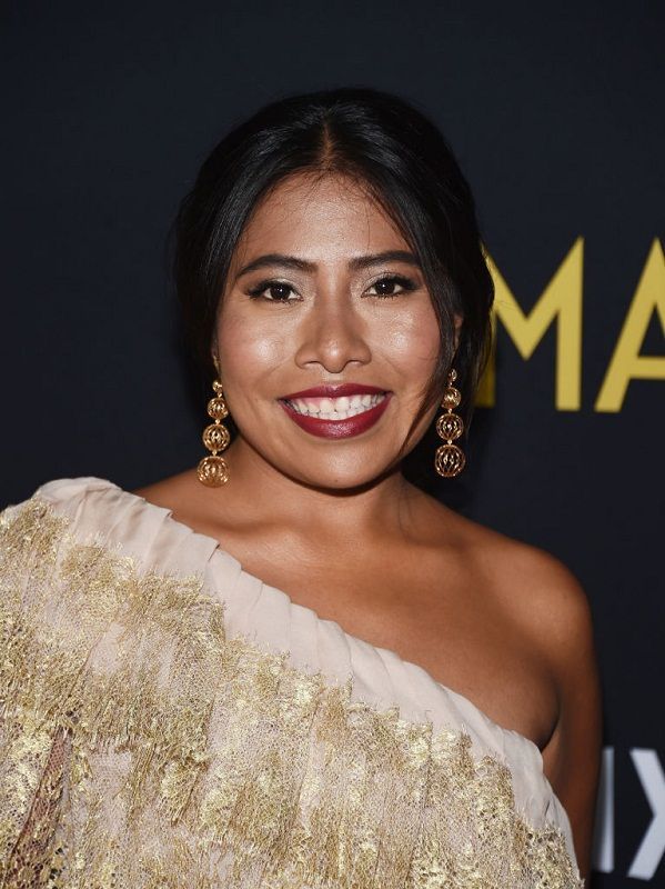 Yalitza Aparicio con sombra glitter y delineado