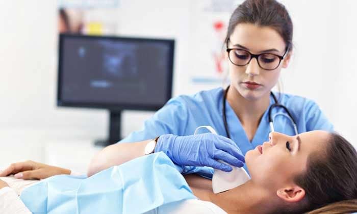 mujer en la consulta del médico