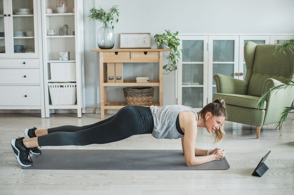 mujer haciendo entrenamiento de fuerza en casa