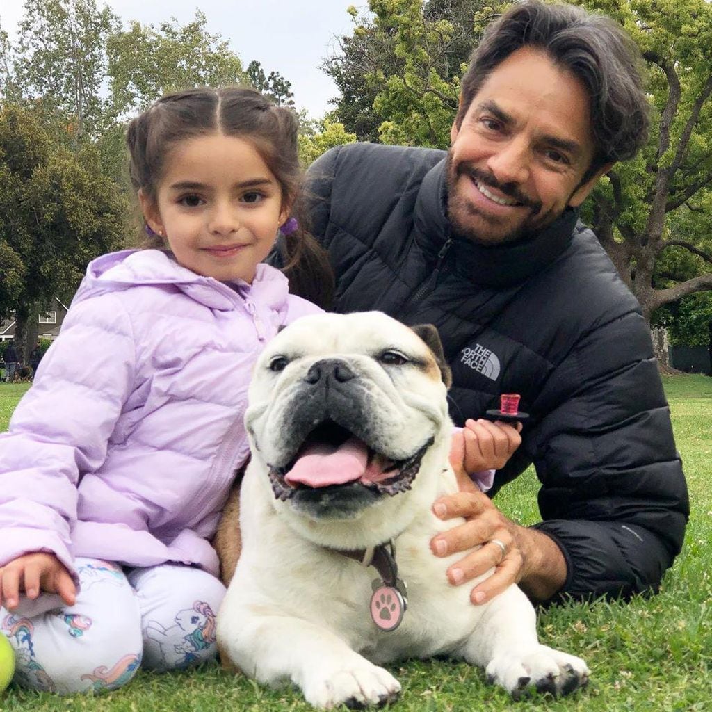 Aitana, Eugenio Derbez, Alessandra Rosaldo y su mascota, Fiona