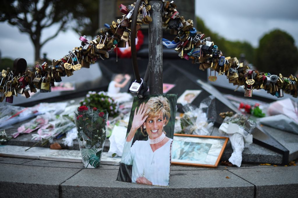 Fotografías de Diana, la Princesa de Gales, con candados y tributos en el Puente Alma en París