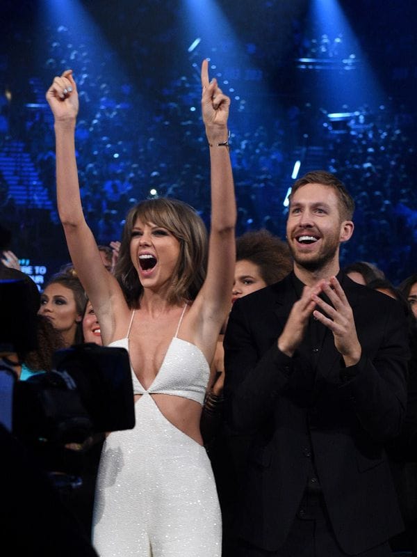 Taylor Swift arrasó en los premios Billboard y lo hizo en presencia de su novio, Calvin Harris
