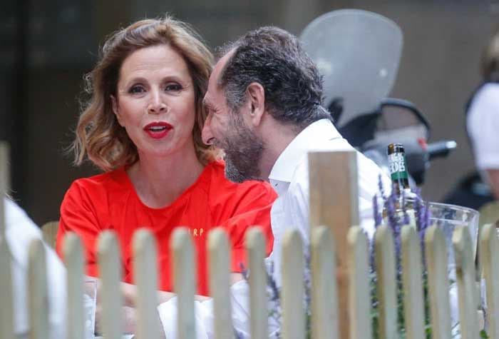 Ágatha Ruiz de la Prada y Luis Gasset, en una terraza